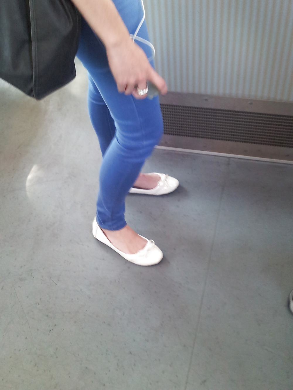 Candid scarpe ballerine ballerine gambe piedi
 #26010912