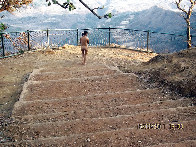 Negrita desis desvergonzado posando al aire libre
 #24271910