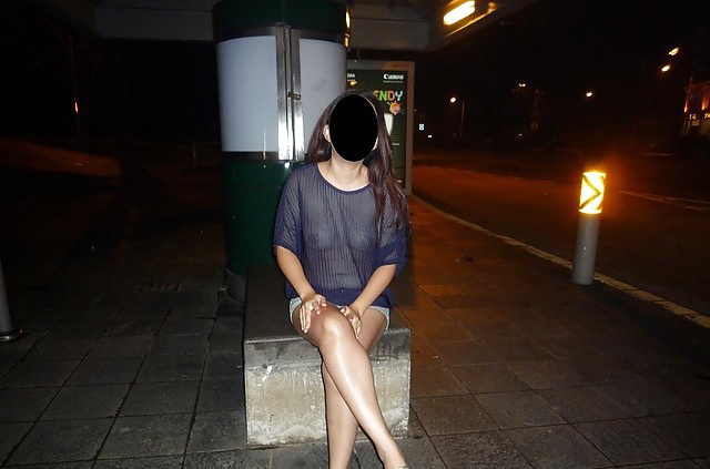 Negrita desis desvergonzado posando al aire libre
 #24271964