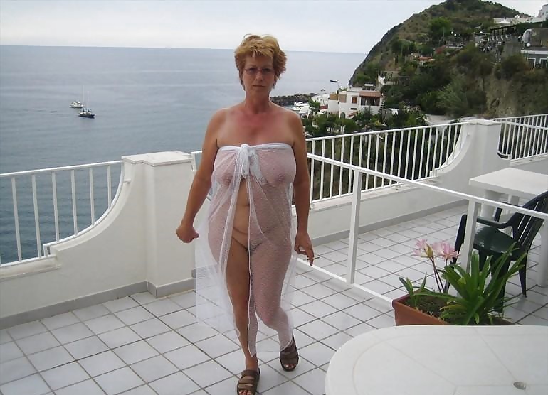 Estábamos de vacaciones y decidió mostrar su cuerpo desnudo
 #34220915