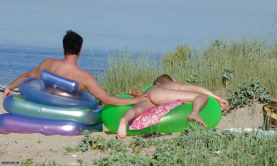 Busty milf sulla spiaggia
 #26236246