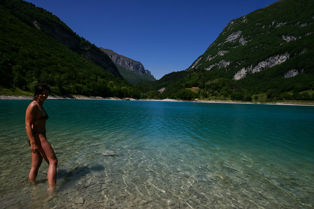 Flashing en el lago público en Italia
 #40033692