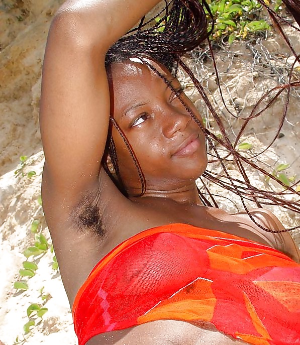 Coco, chica de ébano mostrando axilas y coño peludos
 #27226441