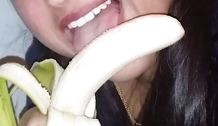 Indian aunty love banana
 #40888516