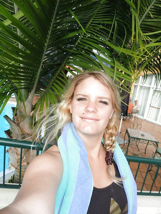 Laetitia c a la piscine (une ex)
 #23209954