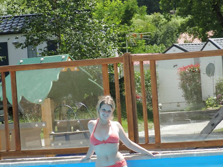 Laetitia c a la piscine (une ex)
 #23210010