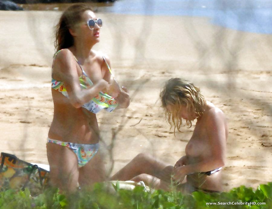 ハワイのビーチでトップレスのAshley Benson
 #28536269