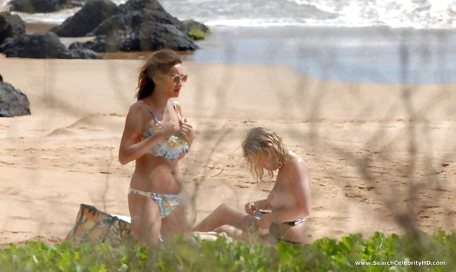 Ashley Benson Topless à La Plage à Hawaii #28536274