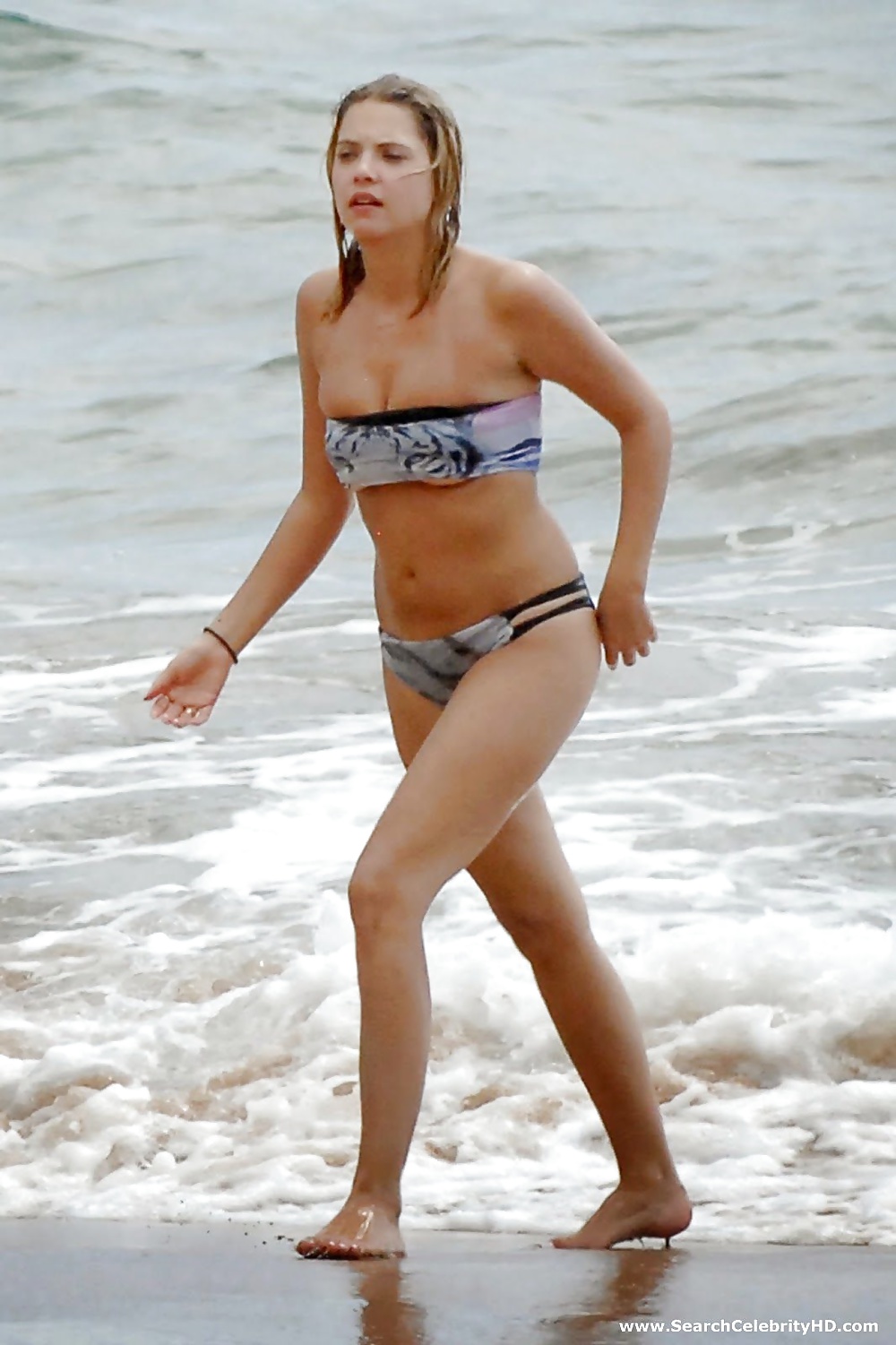 Ashley Benson Topless à La Plage à Hawaii #28536302