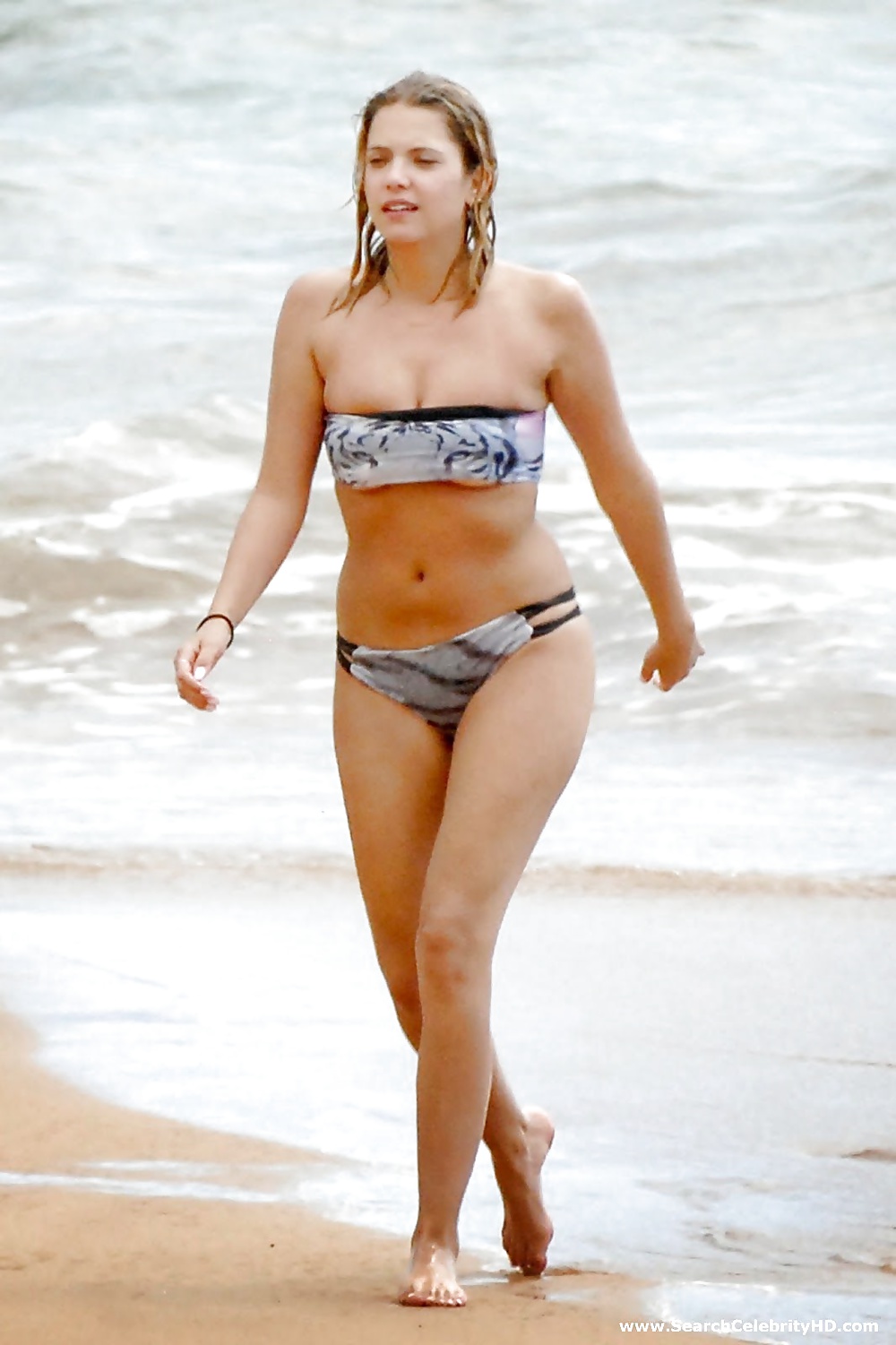 Ashley Benson Topless à La Plage à Hawaii #28536326