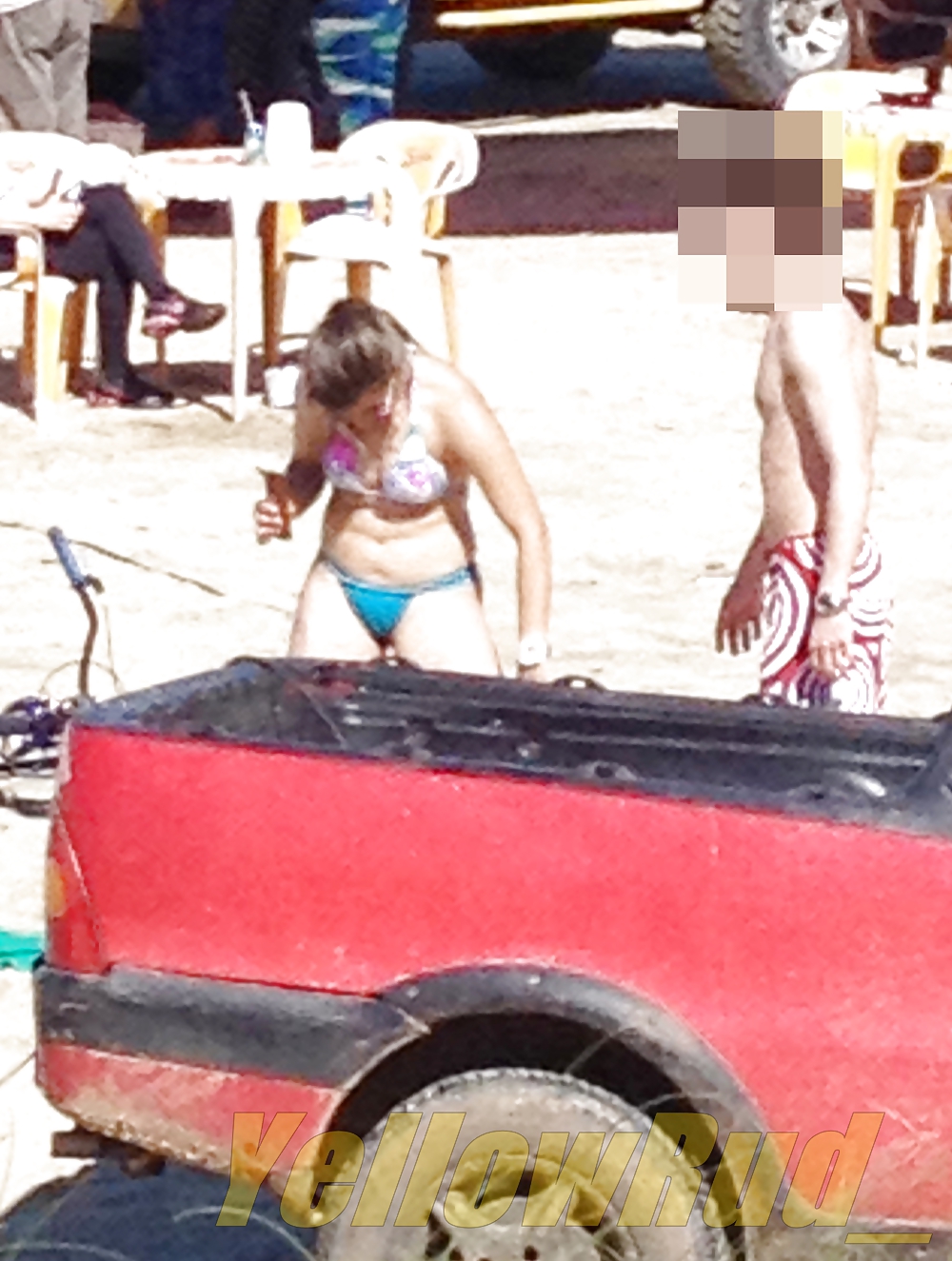 Na praia, loirinha de bikini enterrado - BR #22990651