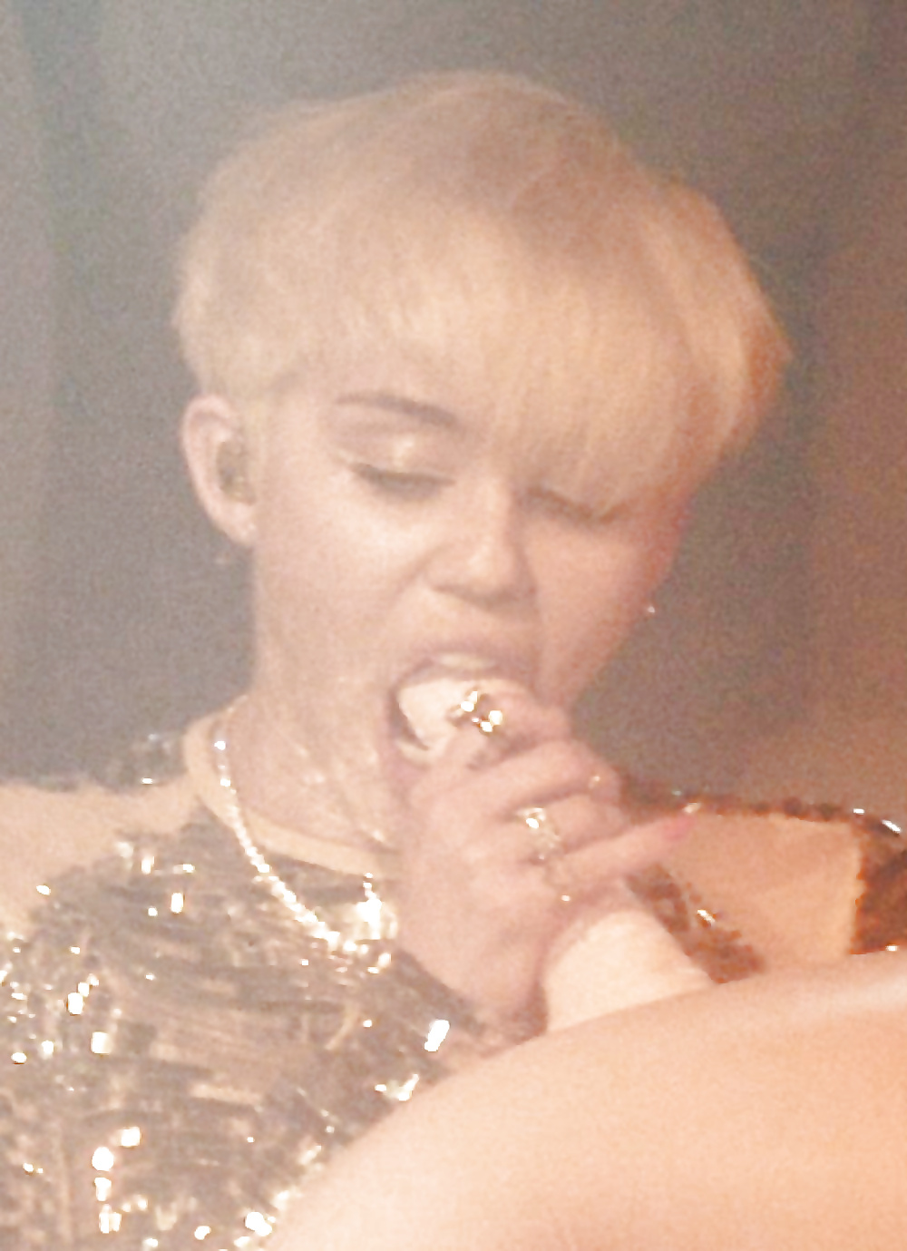 Miley Cyrus Schwanz Auf Der Bühne Zu Saugen #27298525