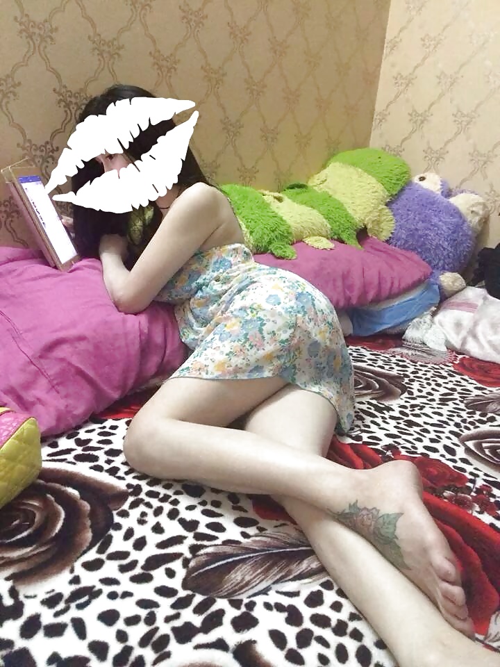 Vietnamesische Mädchen Auf Dem Bett #29005897