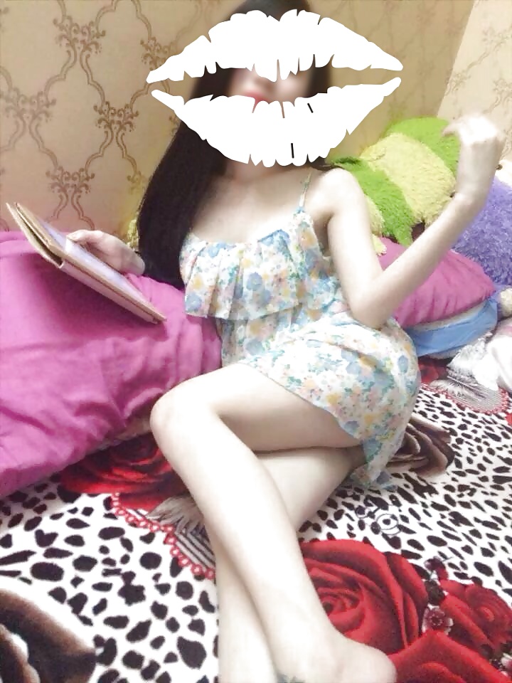 Fille Vietnamese Sur Le Lit #29005900