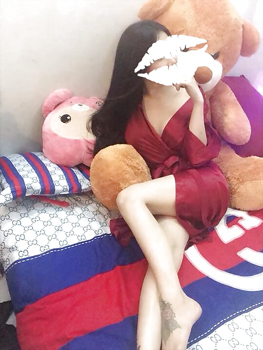 Vietnamesische Mädchen Auf Dem Bett #29005909