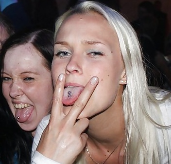 デンマークの若者たち-177-178 パーティー ブラジャー 舌のピアス 胸の谷間 
 #26193701