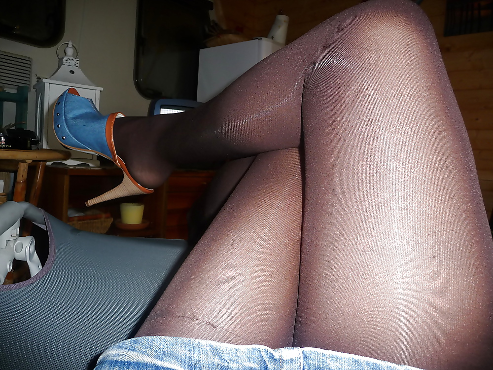 Pantyhose cruzó la pierna
 #23049791