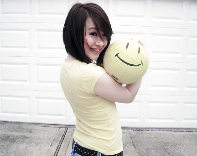 Pe tin cute girl viet nam in yellow shirt 
 #30440151