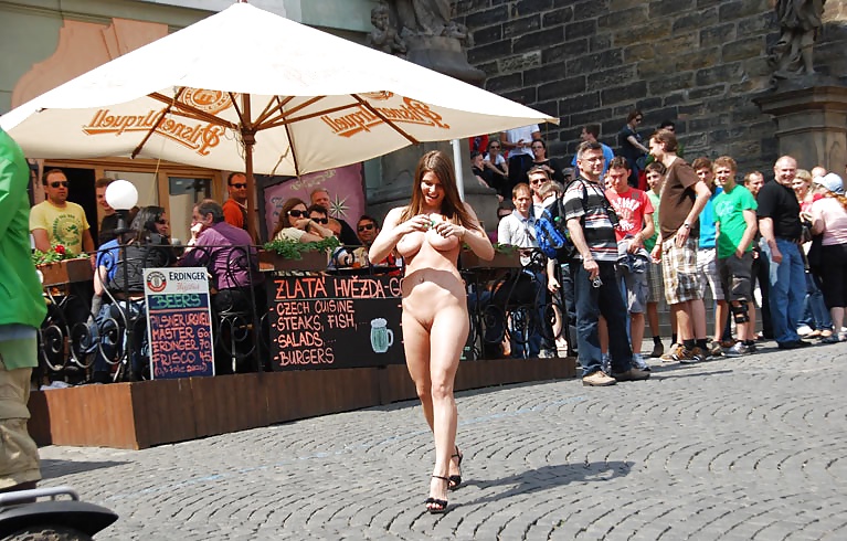 Mona-lee desnuda en público
 #40568516