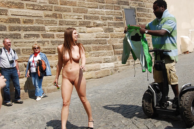 Mona-lee nuda in pubblico
 #40569089