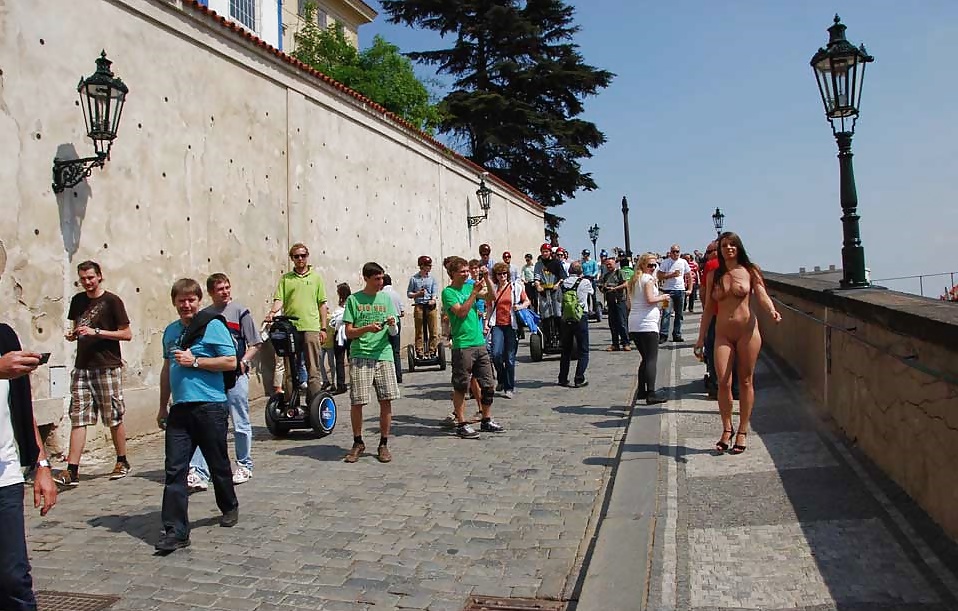 Mona-lee nuda in pubblico
 #40569203