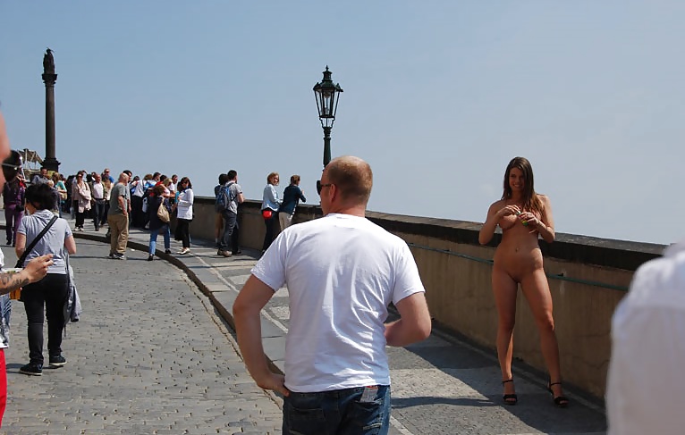 Mona-lee nuda in pubblico
 #40569359