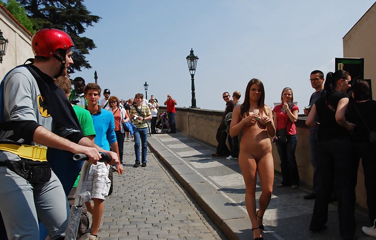 Mona-lee nuda in pubblico
 #40569560