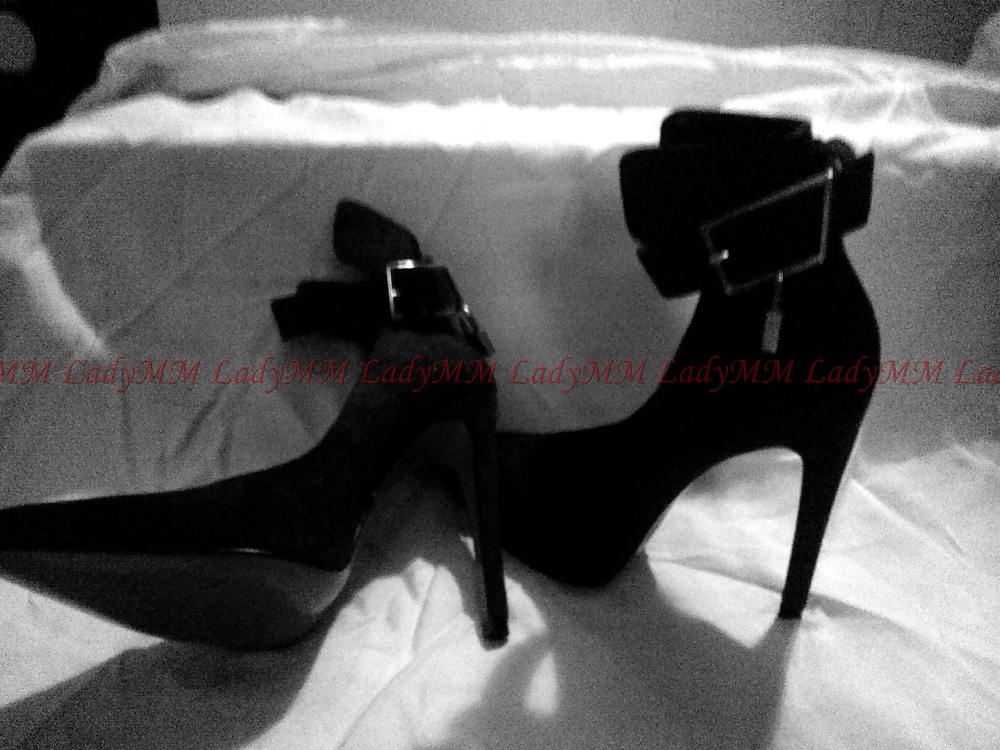 Ladymm milf italiana. sus nuevos zapatos de tacón negro y rojo
 #24389851