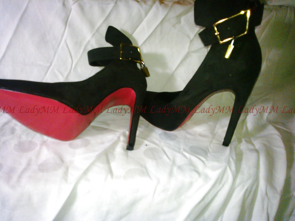イタリア人の女性。彼女の新しい黒と赤のハイヒールの靴。
 #24389865