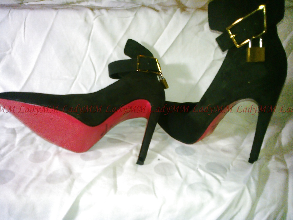 Ladymm milf italiana. sus nuevos zapatos de tacón negro y rojo
 #24389871
