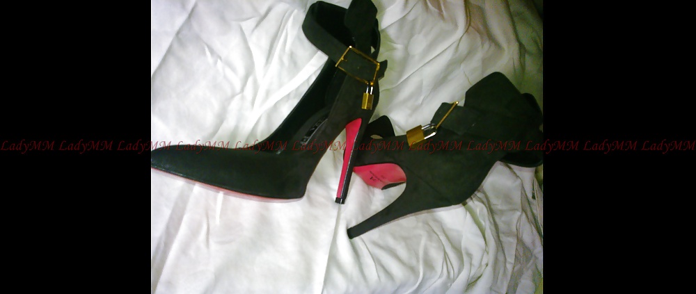 Ladymm milf italiana. le sue nuove scarpe a tacco alto nere e rosse
 #24389877