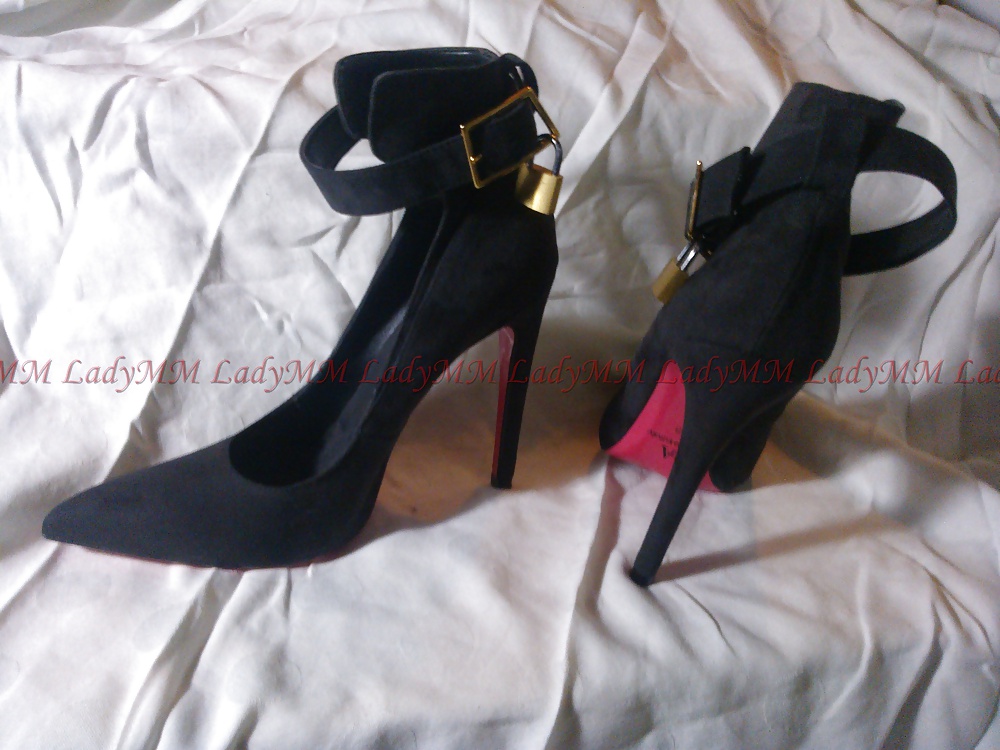 Ladymm milf italiana. sus nuevos zapatos de tacón negro y rojo
 #24389896