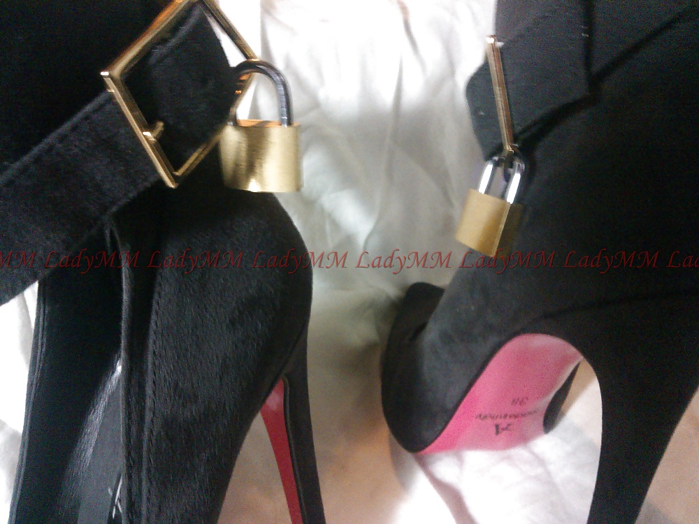 Ladymm milf italiana. sus nuevos zapatos de tacón negro y rojo
 #24389903