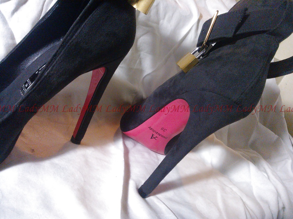 Ladymm milf italiana. sus nuevos zapatos de tacón negro y rojo
 #24389916