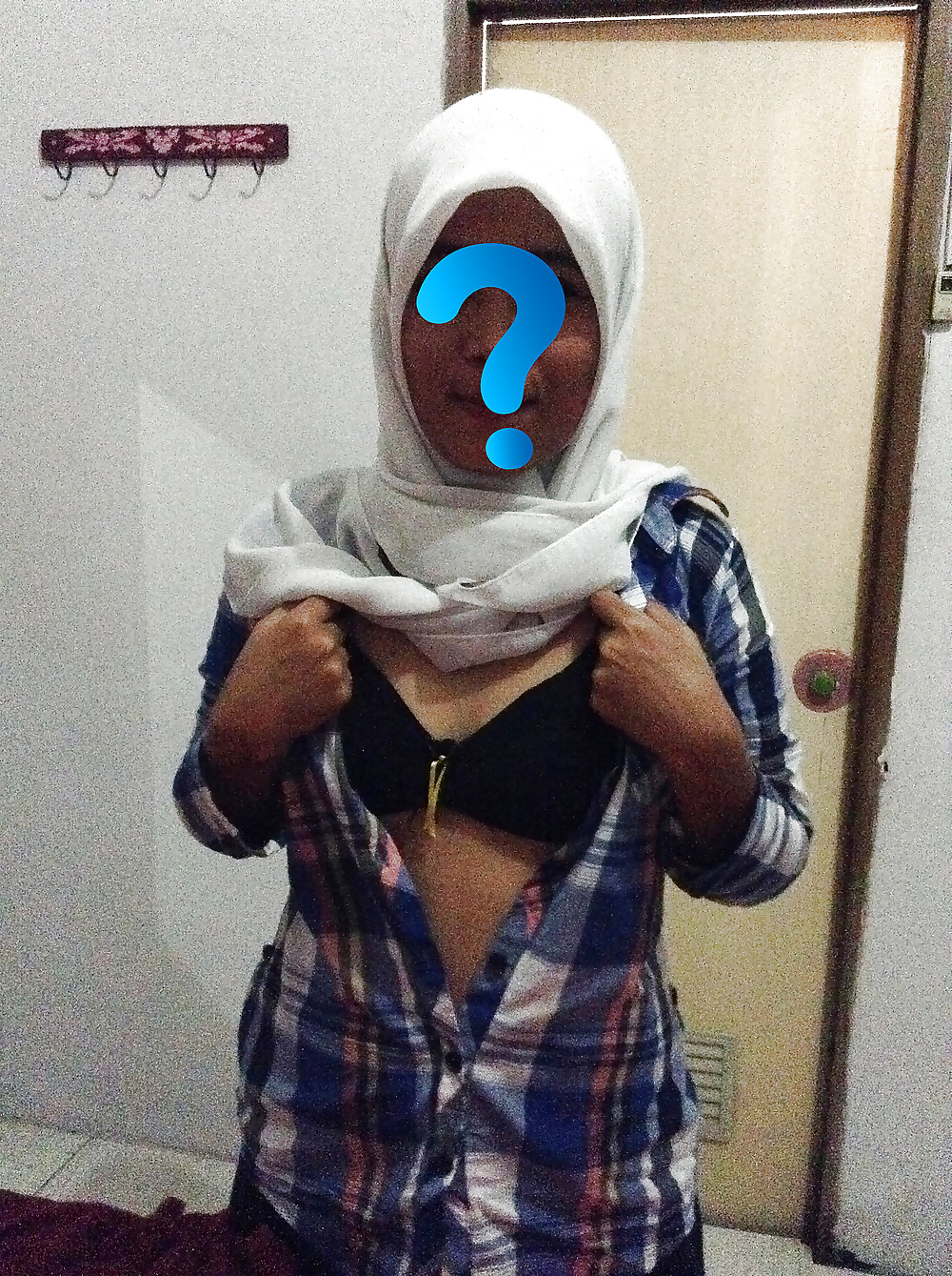 Indonesia- cewek jilbab tudung di hotel #39916924