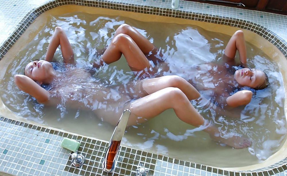 Dos chicas despertando y bañándose juntas.
 #33814653