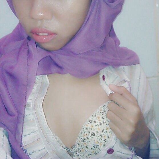 Indonesian-jilbab ungu #26871576