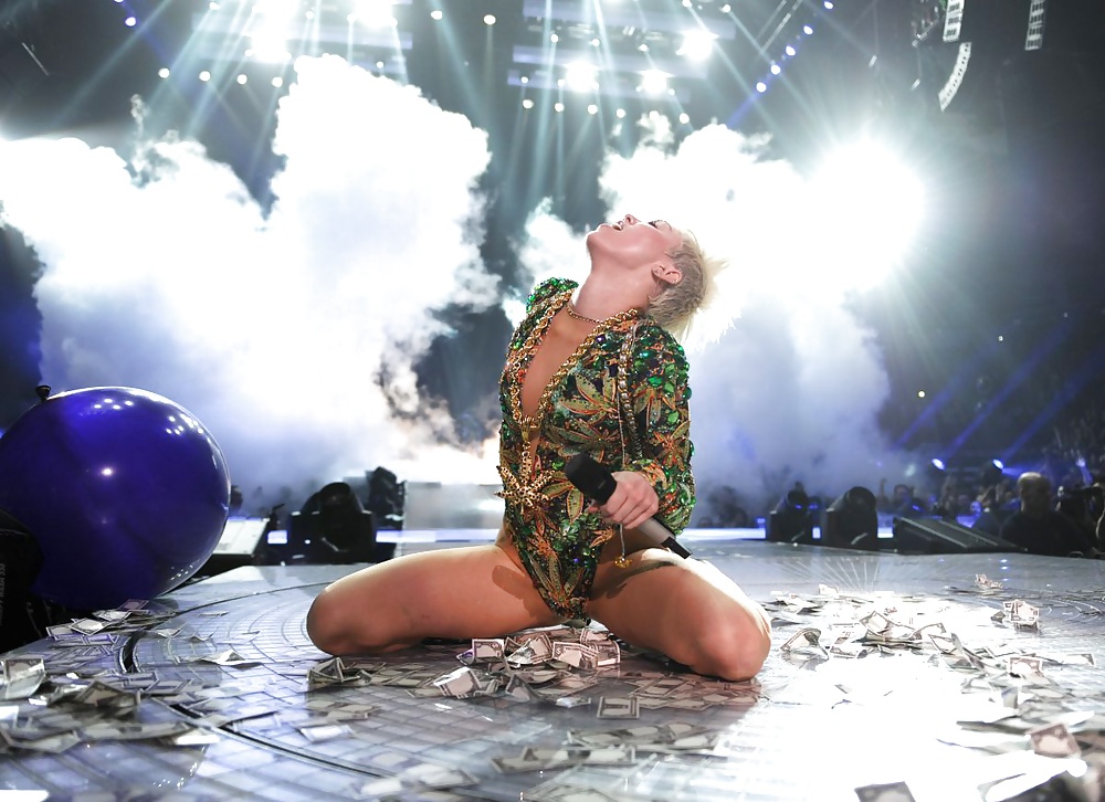 Miley Cyrus - Heiße Schlampe Für Eine Grobe Ficken #24313267
