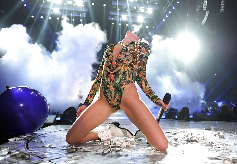 Miley Cyrus - Heiße Schlampe Für Eine Grobe Ficken #24313280