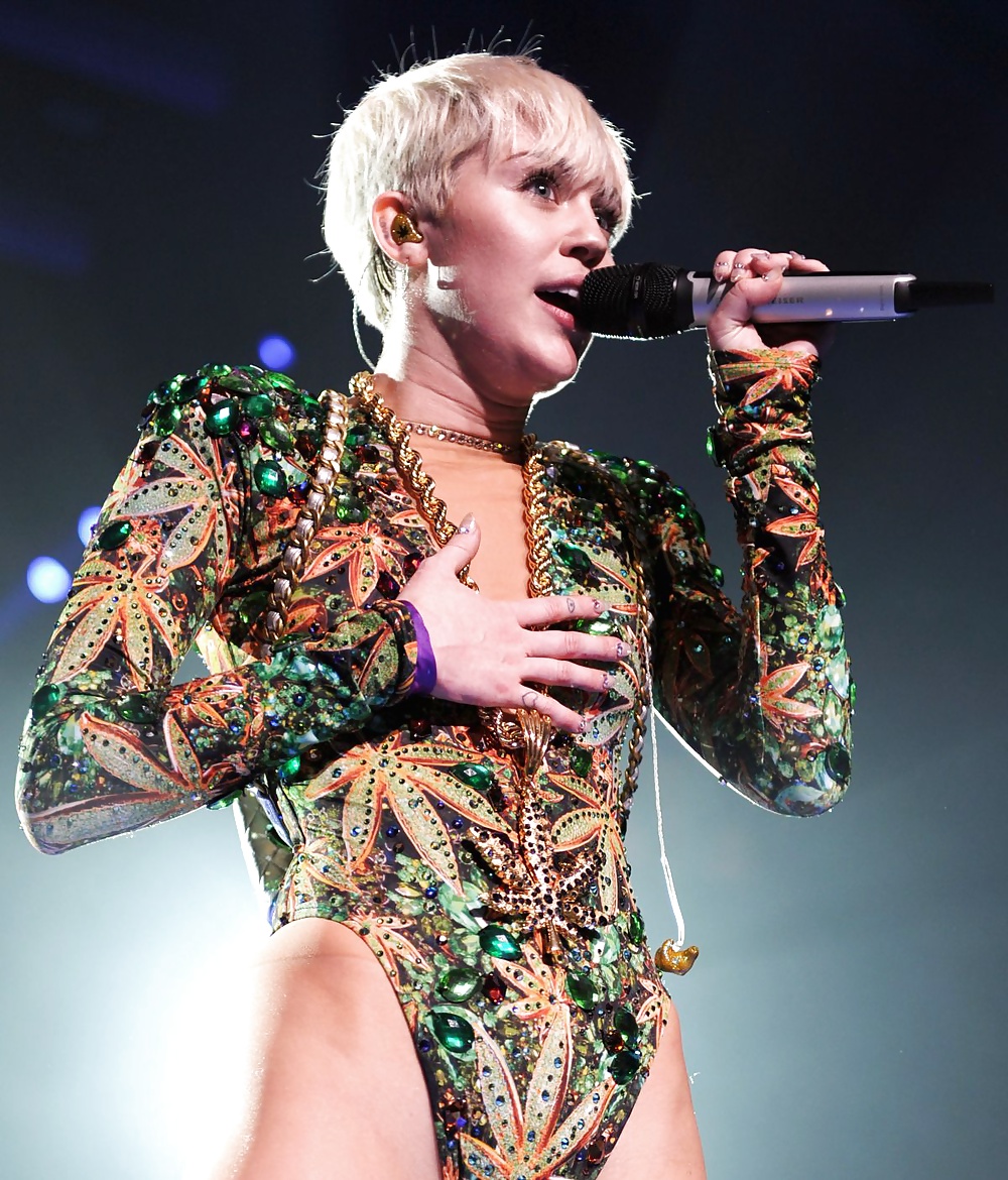 Miley Cyrus - Salope Chaude Pour Une Baise Rude #24313306