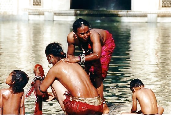 Desi Frau Beim Baden #29957050