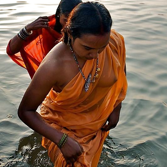 Desi Frau Beim Baden #29957071