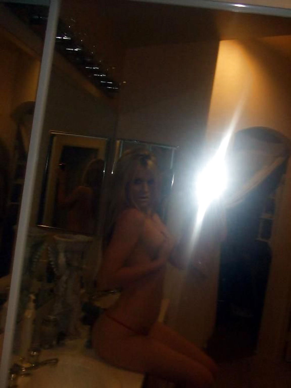 Joven rubia sucia posando
 #36507651