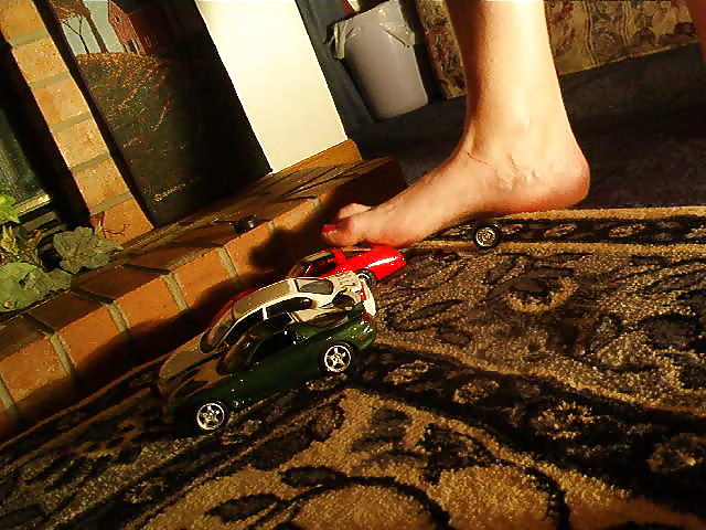 Fetiche de pies mi gf pisoteando coches de juguete
 #32318526
