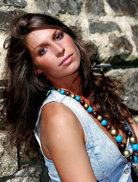 Laury Thilleman #35909480