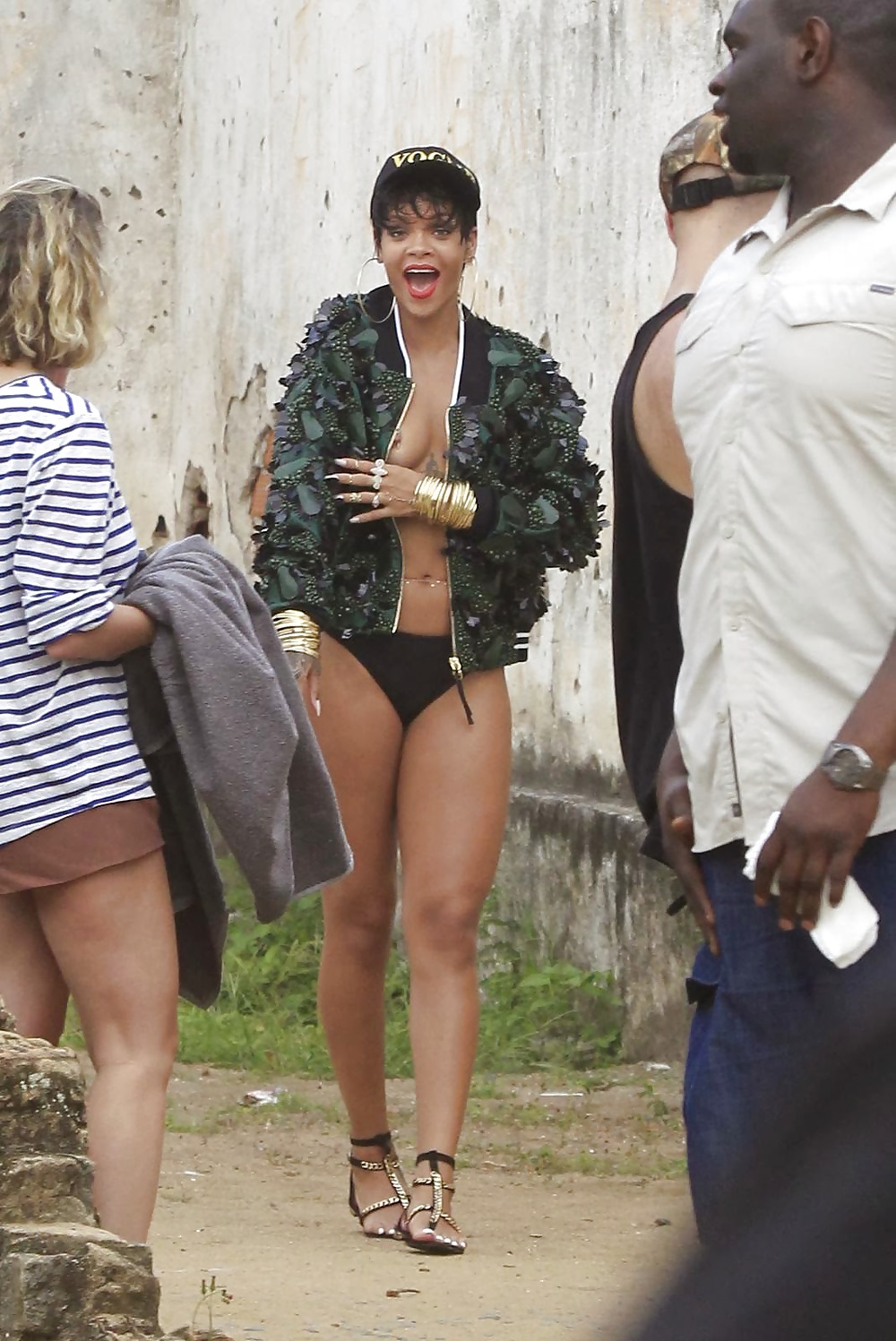 Rihanna va in topless per vogue brazil in servizio fotografico sulla spiaggia 
 #23647716