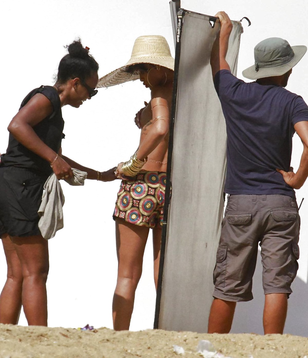 Rihanna va in topless per vogue brazil in servizio fotografico sulla spiaggia 
 #23647748
