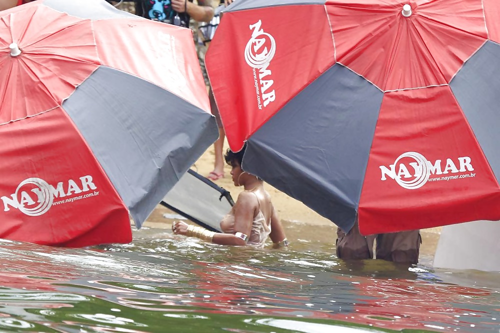 Rihanna Geht Für Mode Brasilien In Strand Foto-Shooting Oben Ohne #23647770