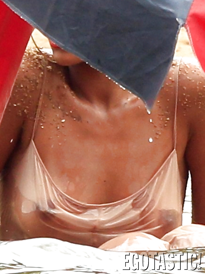 Rihanna va in topless per vogue brazil in servizio fotografico sulla spiaggia 
 #23647793