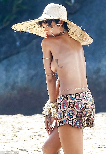 Rihanna va in topless per vogue brazil in servizio fotografico sulla spiaggia 
 #23647816